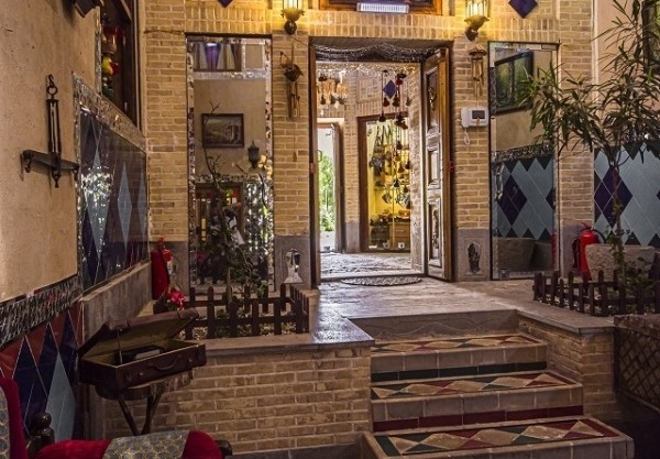 ورودی اقامتگاه هتل طلوع خورشید اصفهان